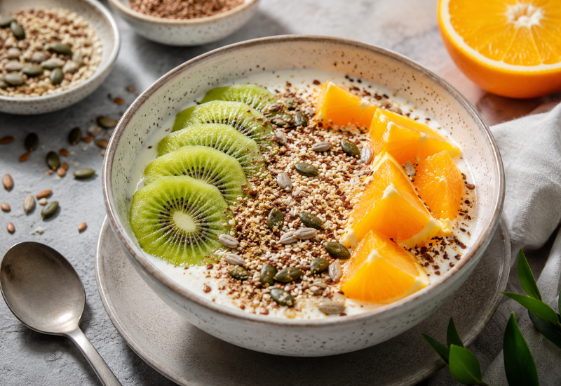 bol de petit-déjeuner enrichi en graines pour la production de collagène