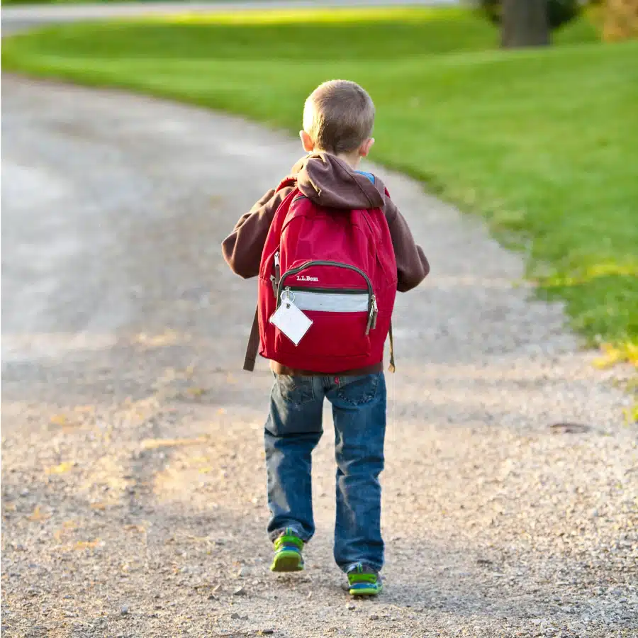 enfant et son cartable sur le chemin de l'école